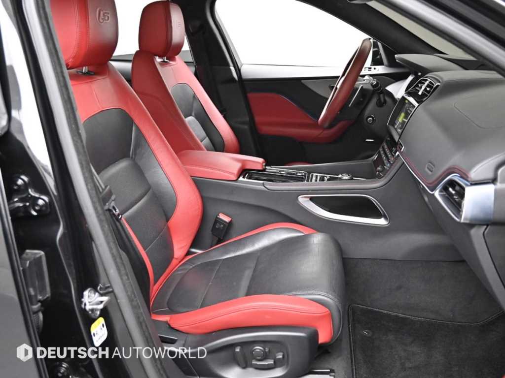 Jaguar F-PACE — photo 10