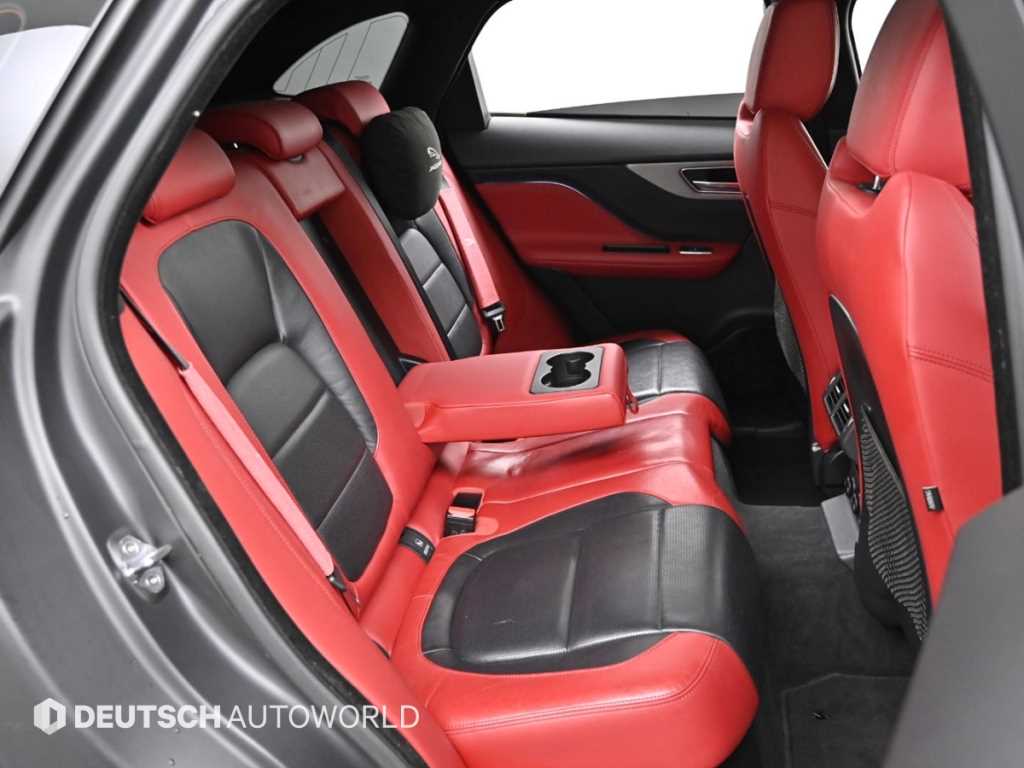 Jaguar F-PACE — photo 12