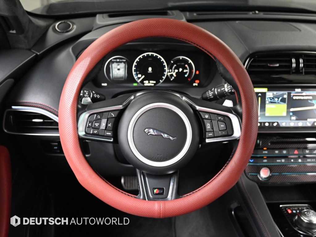 Jaguar F-PACE — photo 13