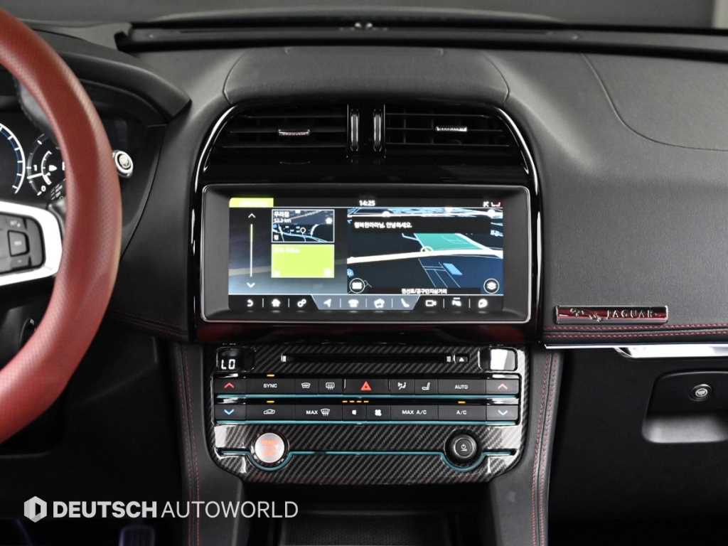 Jaguar F-PACE — photo 14