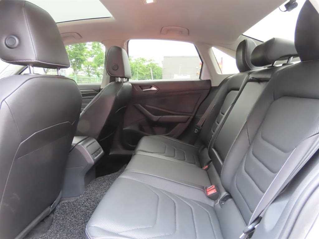 Volkswagen Jetta — photo 06