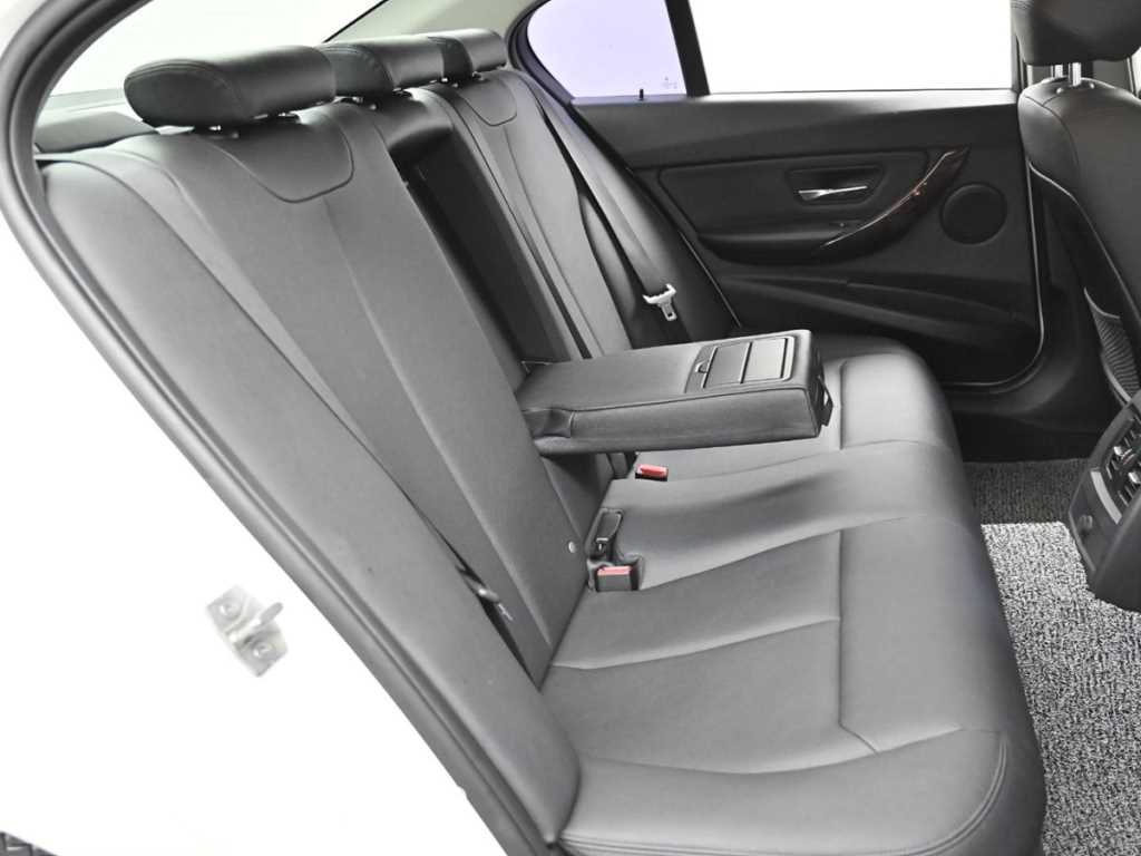 BMW 3-Series — photo 12