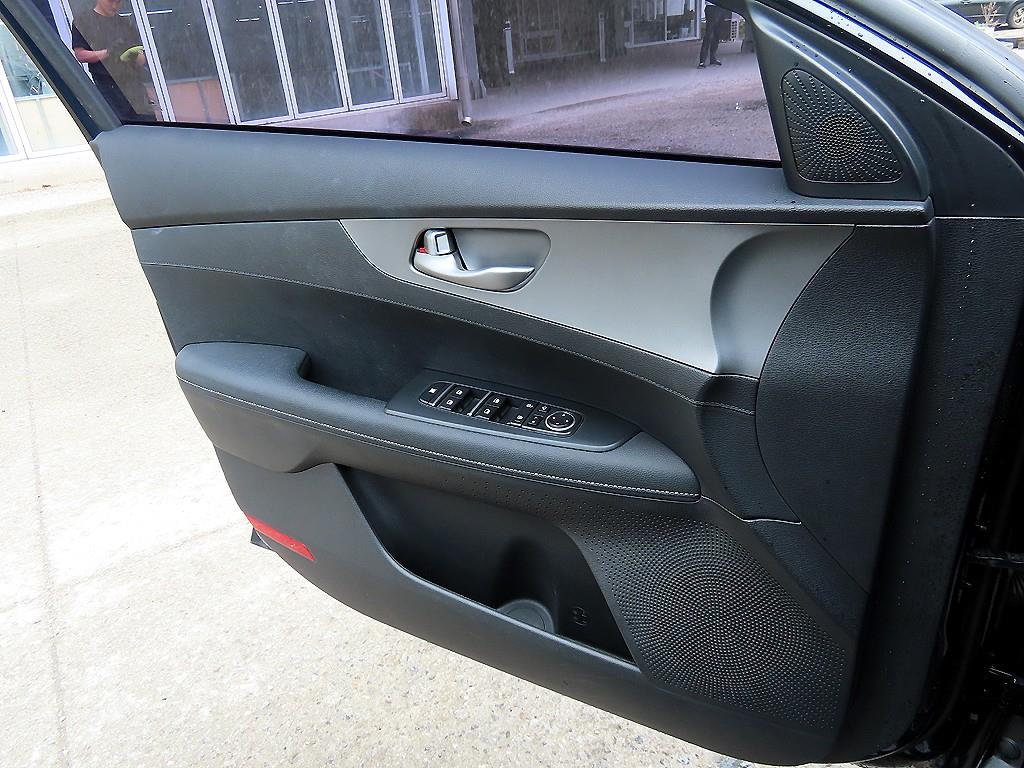 Kia K3 — photo 11