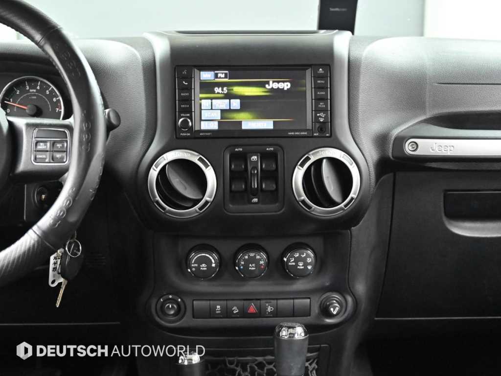 Jeep Wrangler — photo 14