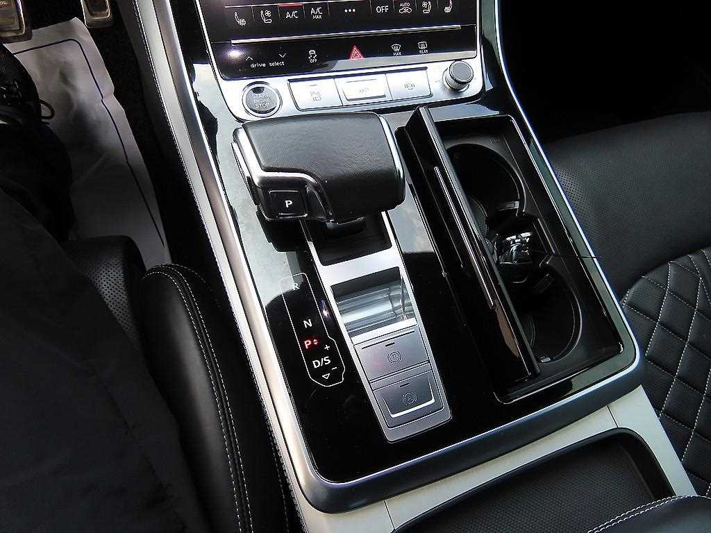 Audi Q8 — photo 11