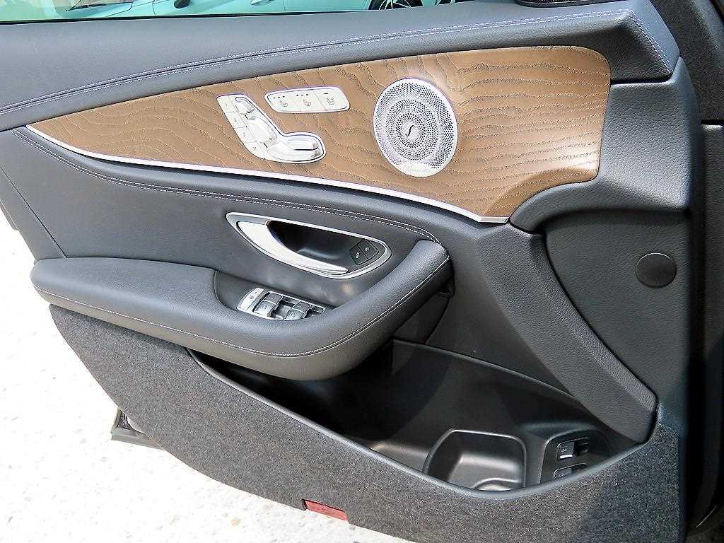 Mercedes-Benz E-Class — photo 12