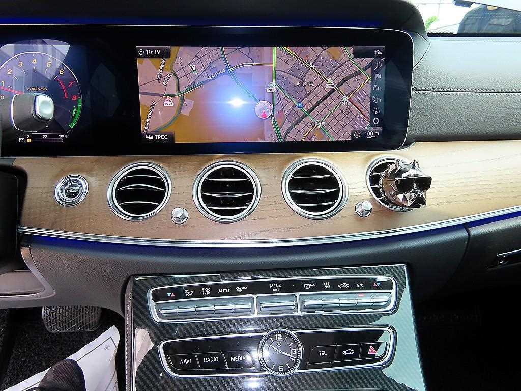 Mercedes-Benz E-Class — photo 14