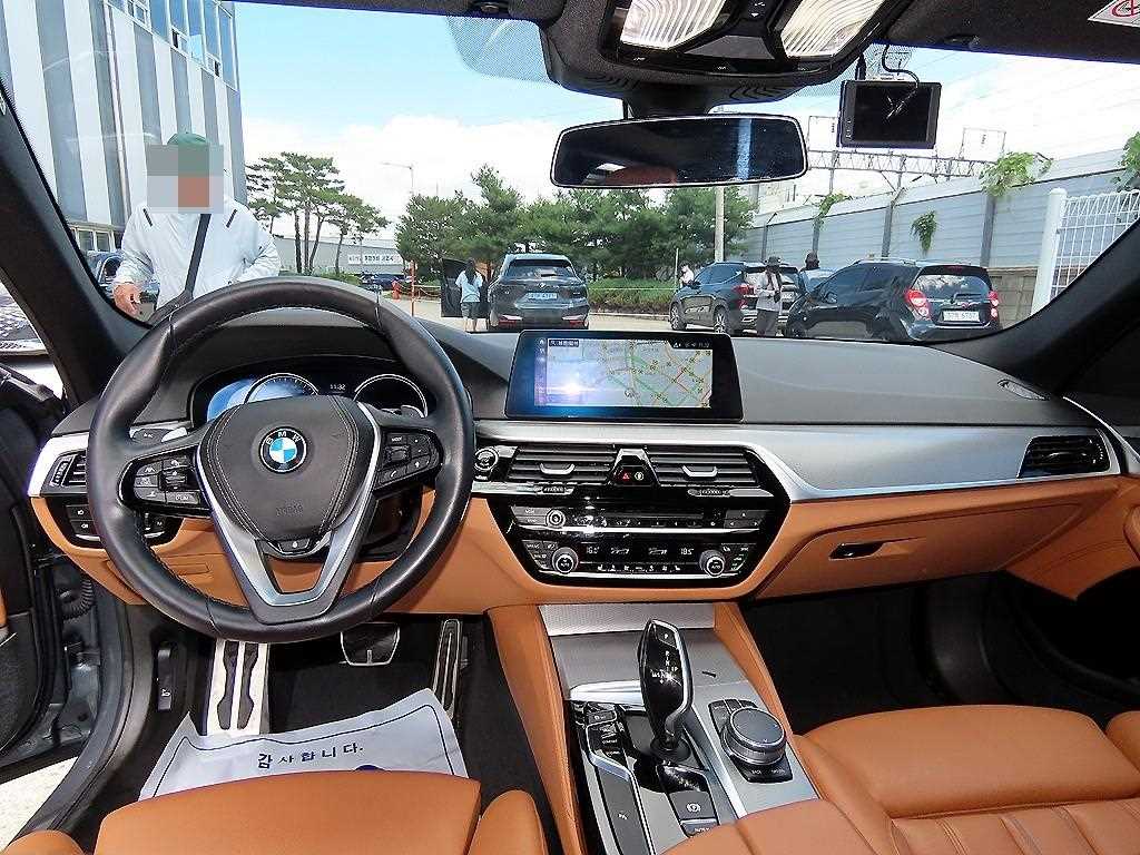 BMW 5-Series — photo 07