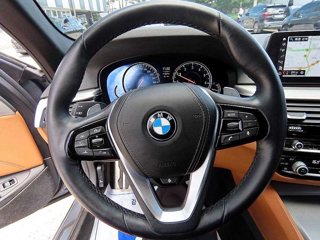 BMW 5-Series — photo 08