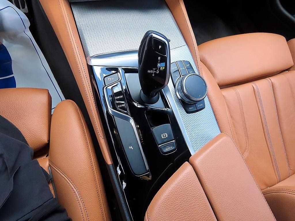 BMW 5-Series — photo 11