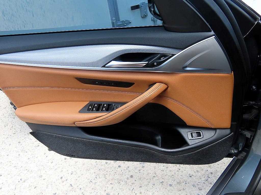BMW 5-Series — photo 12