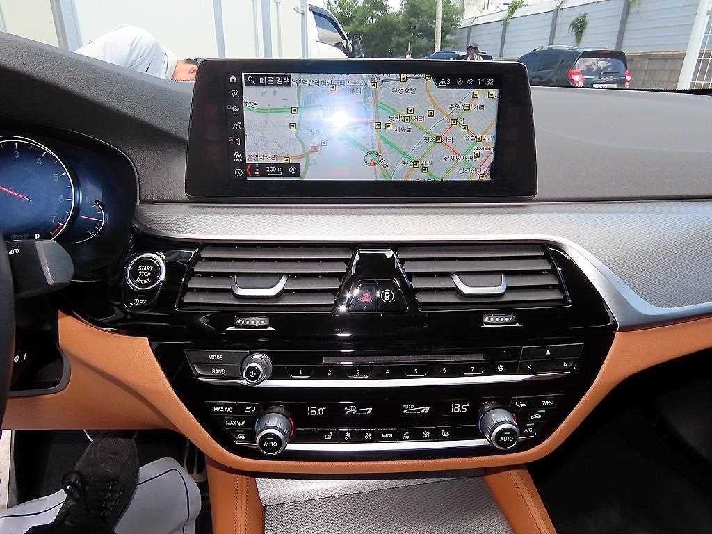 BMW 5-Series — photo 13