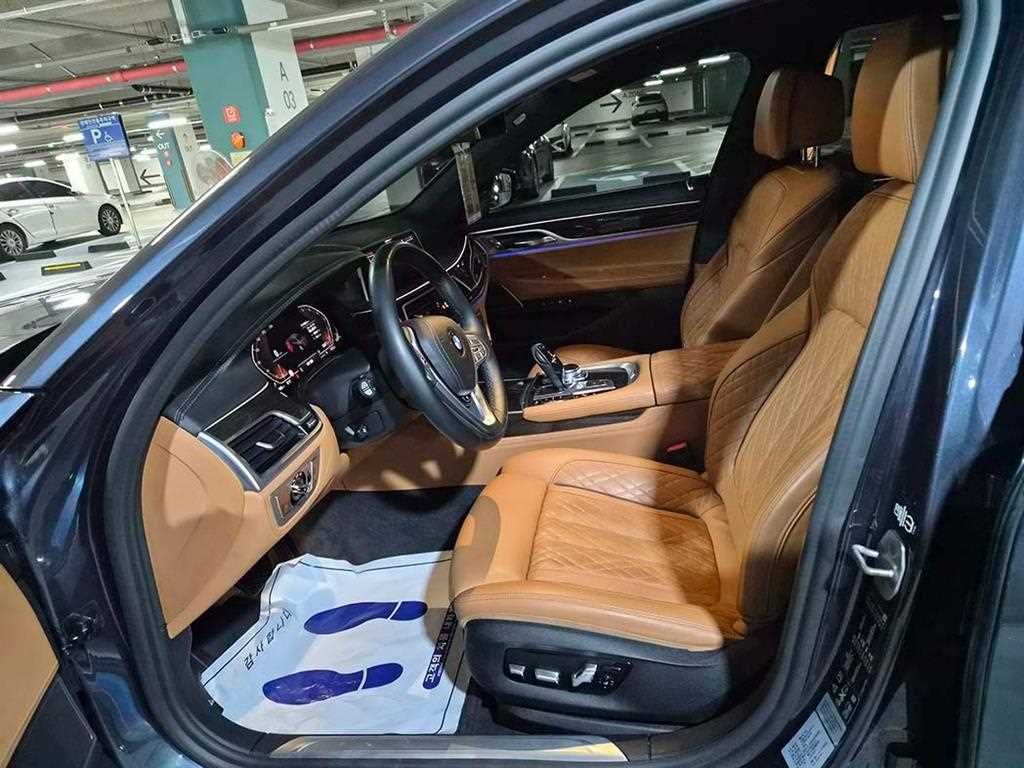 BMW 7-Series — photo 06
