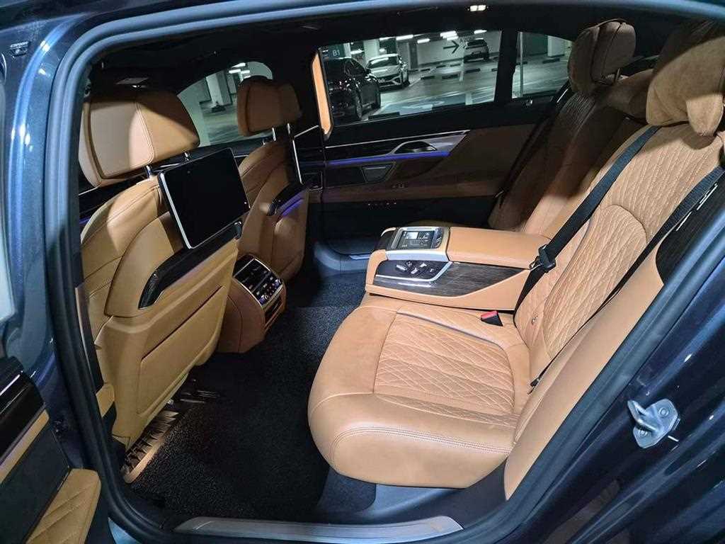 BMW 7-Series — photo 07
