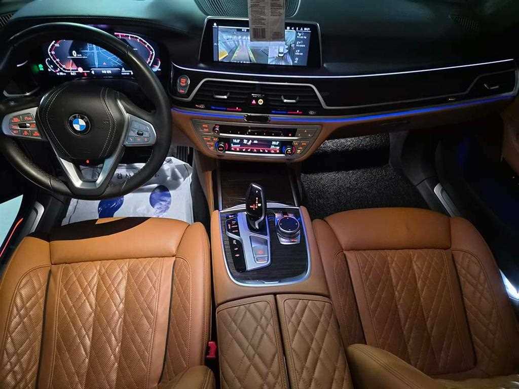 BMW 7-Series — photo 10