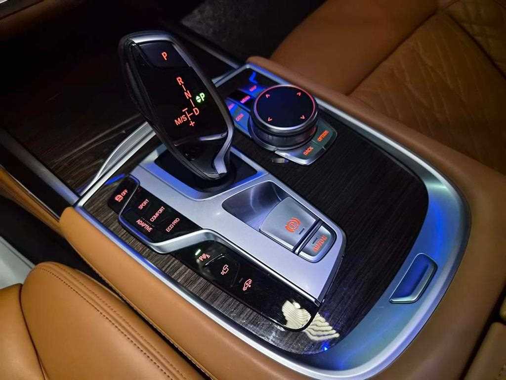 BMW 7-Series — photo 11