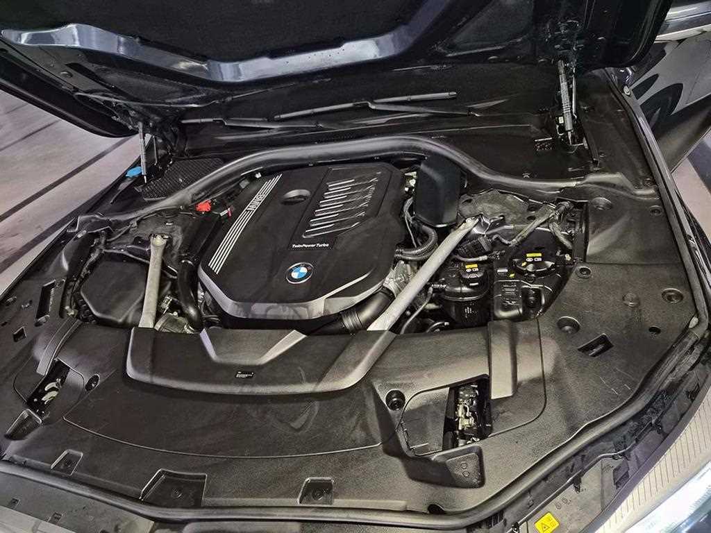 BMW 7-Series — photo 19