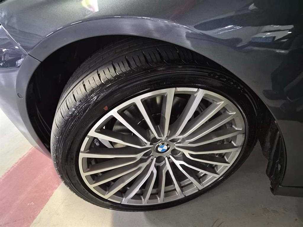 BMW 7-Series — photo 20