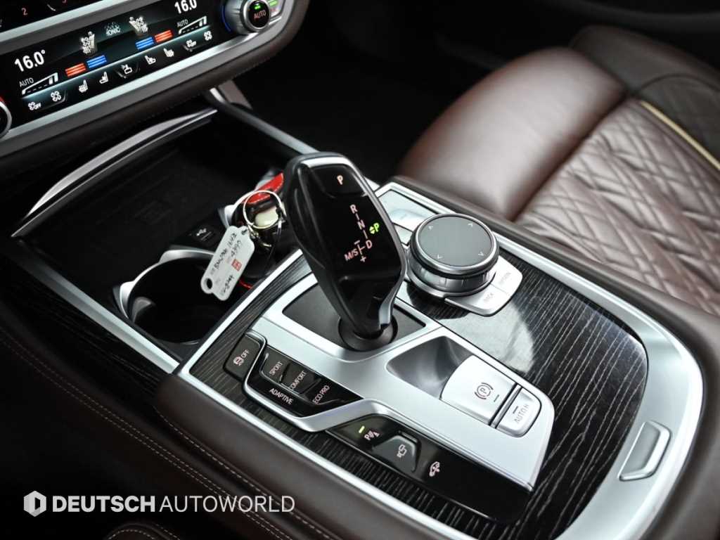 BMW 7-Series — photo 09