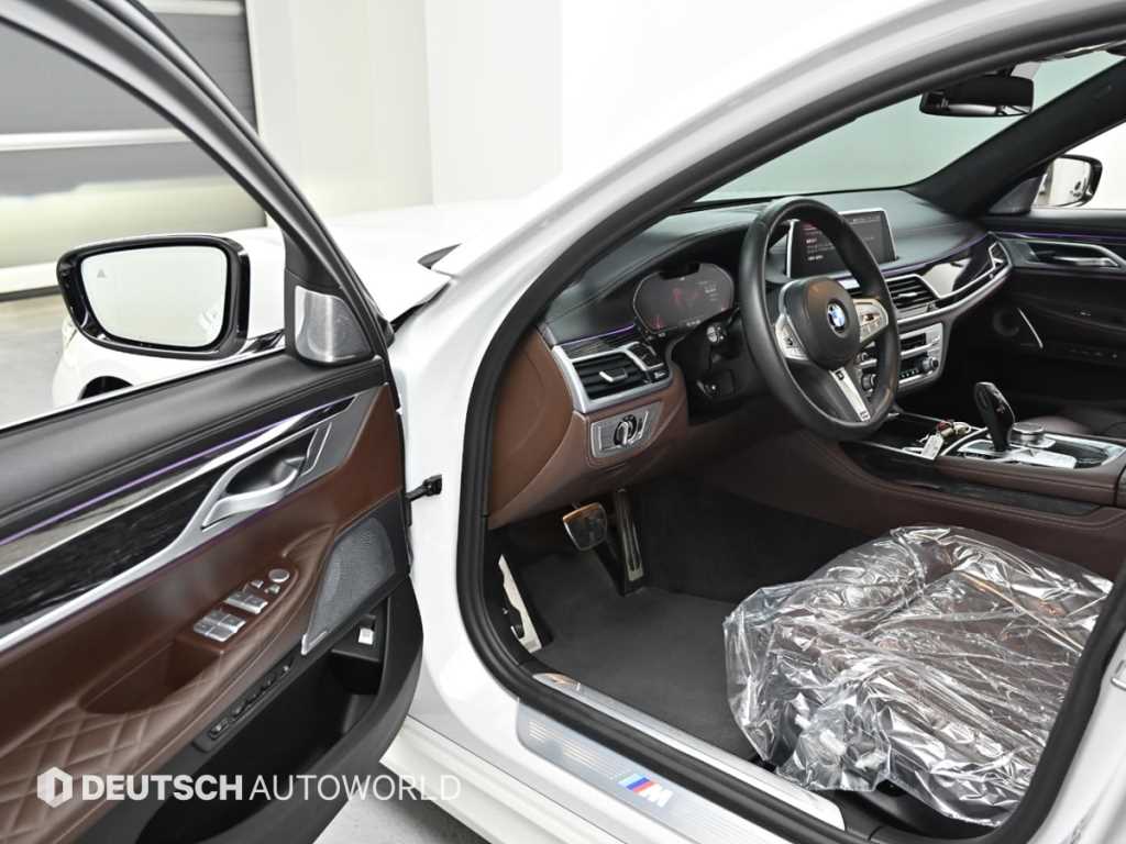 BMW 7-Series — photo 11