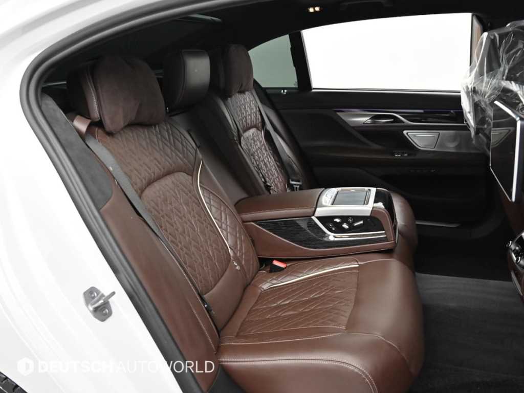 BMW 7-Series — photo 12