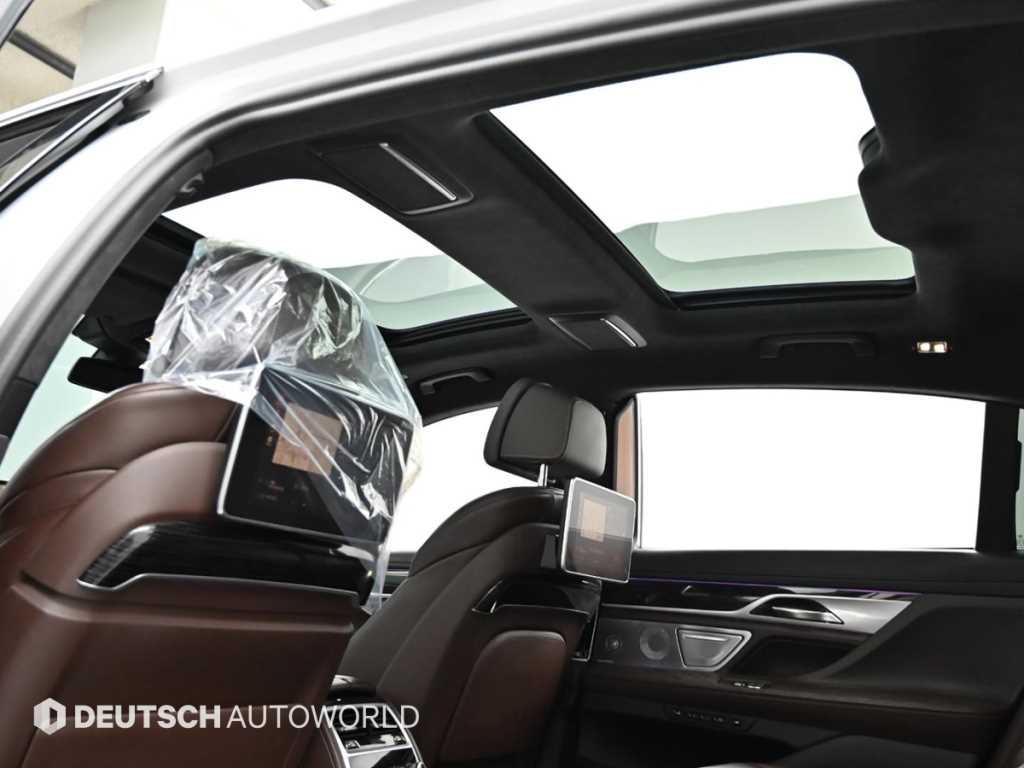 BMW 7-Series — photo 18