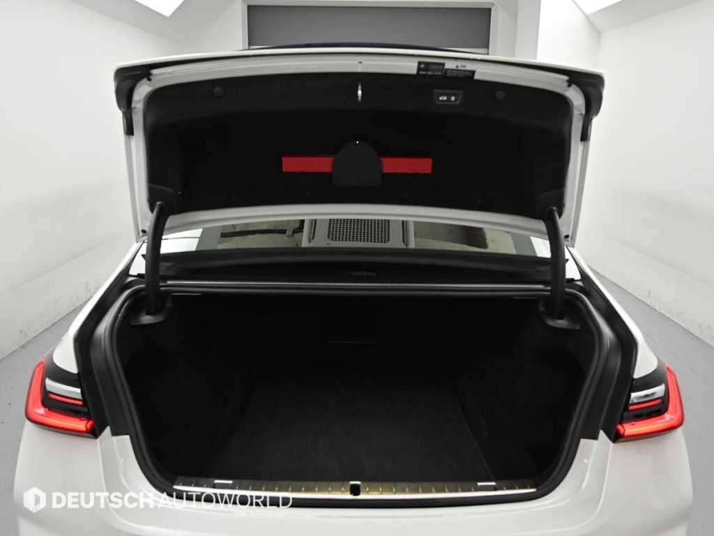 BMW 7-Series — photo 19