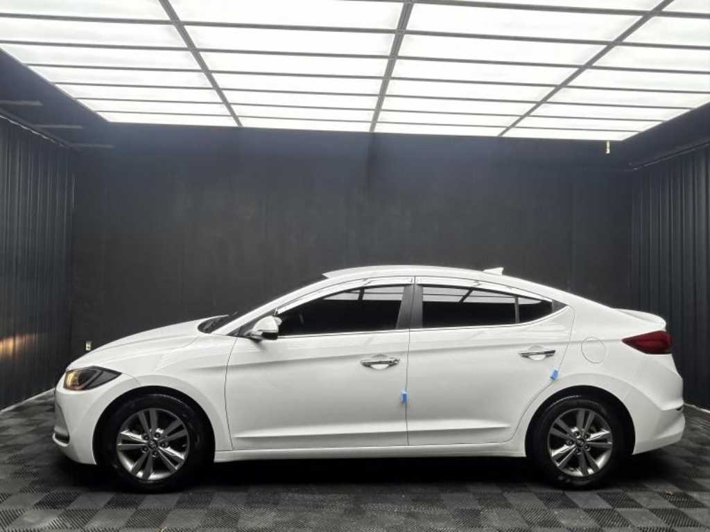 Hyundai Avante — photo 02