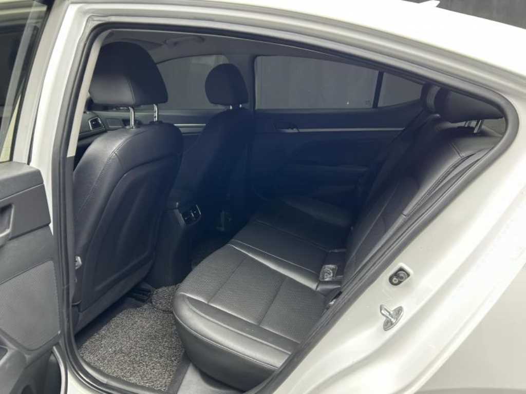Hyundai Avante — photo 05