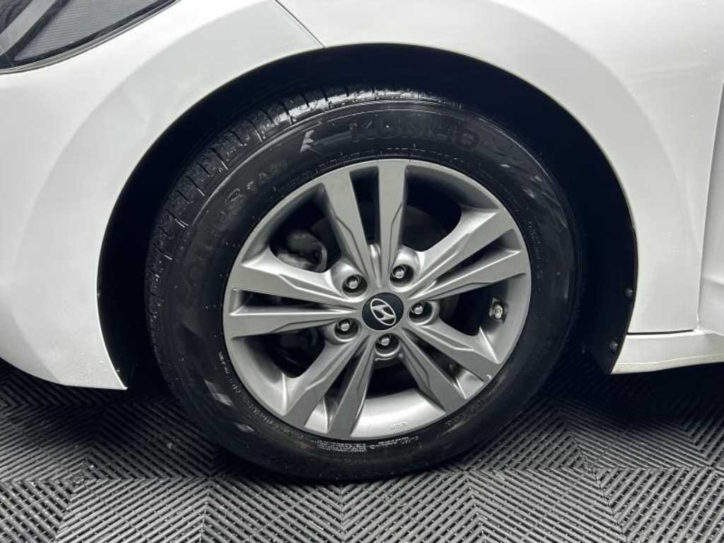 Hyundai Avante — photo 15