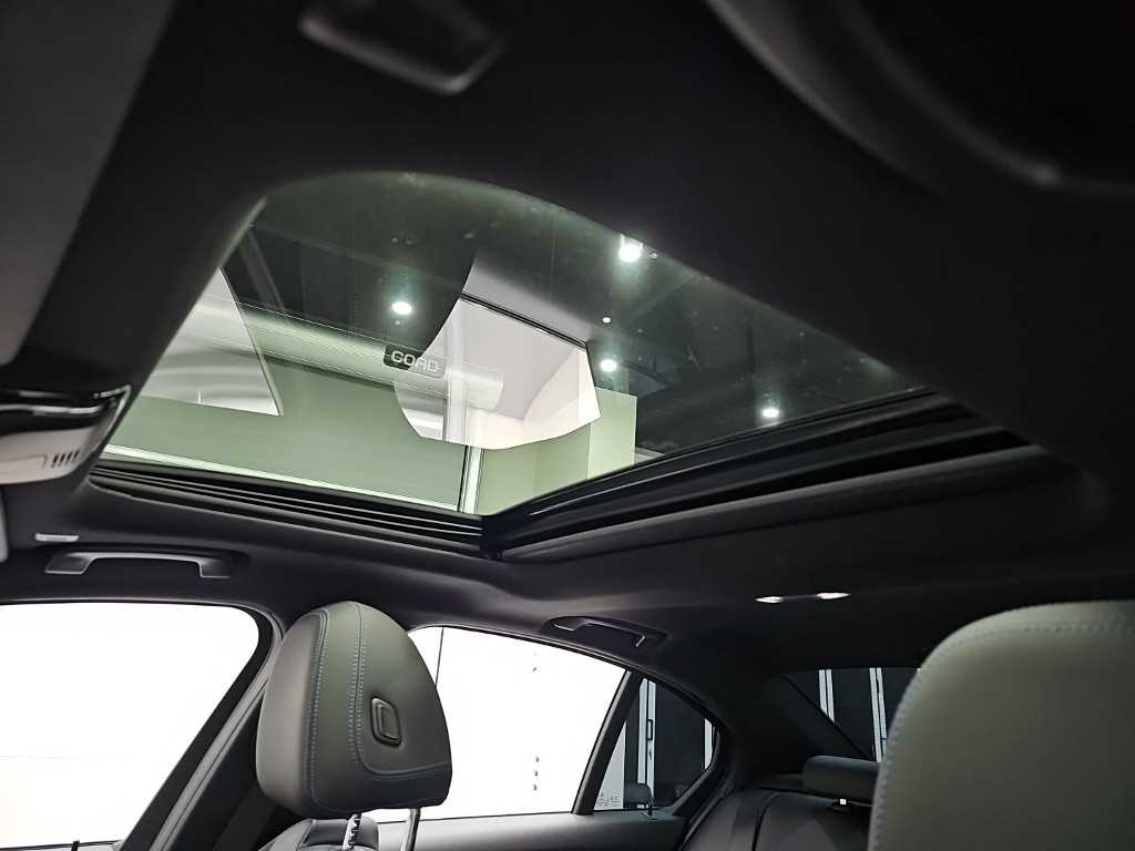 BMW 3-Series — photo 14