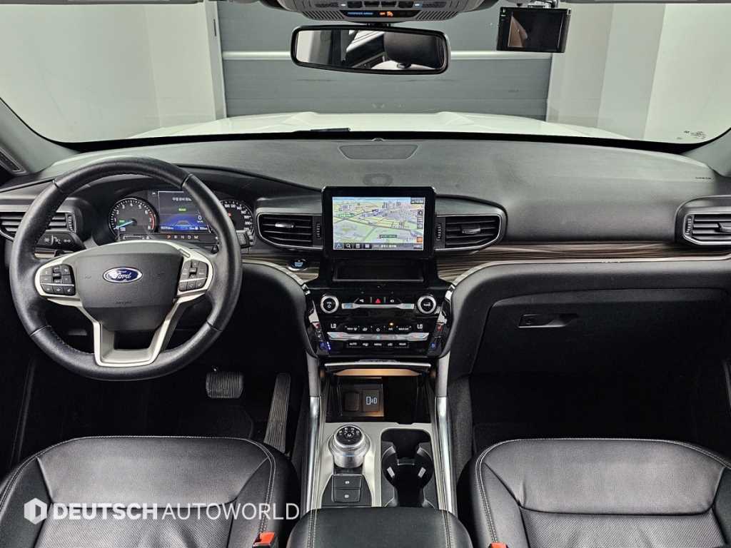Ford Explorer — photo 07