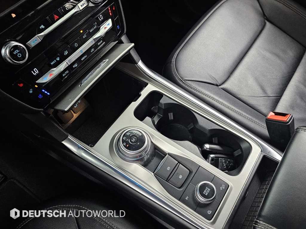 Ford Explorer — photo 09