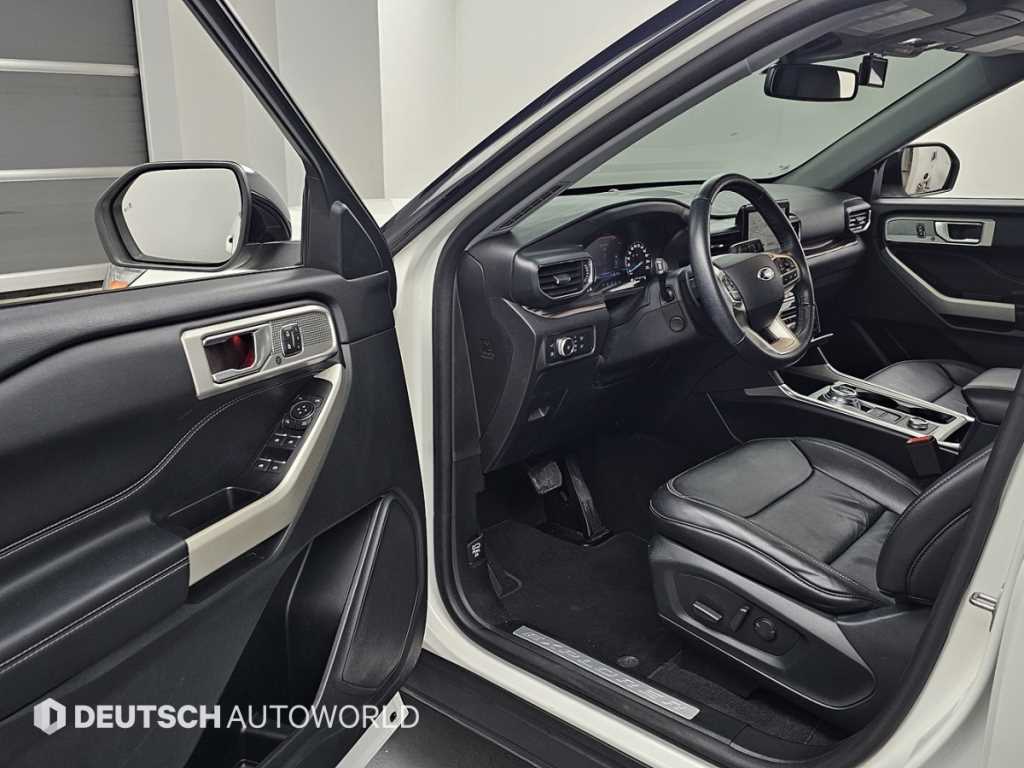 Ford Explorer — photo 11