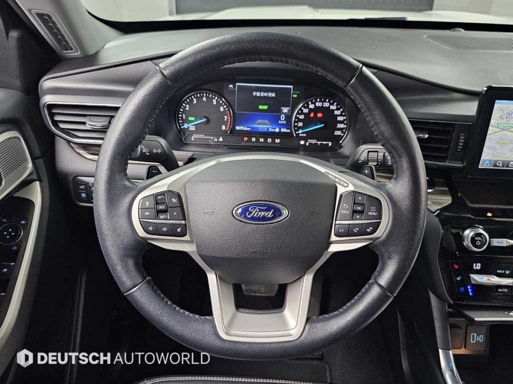 Ford Explorer — photo 13