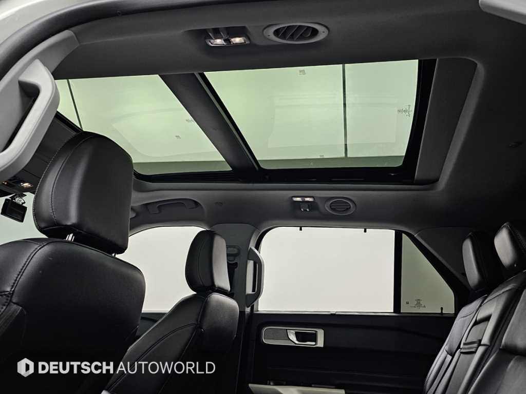 Ford Explorer — photo 18