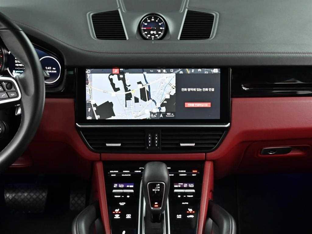Porsche Cayenne — photo 13