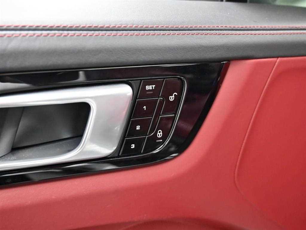 Porsche Cayenne — photo 15