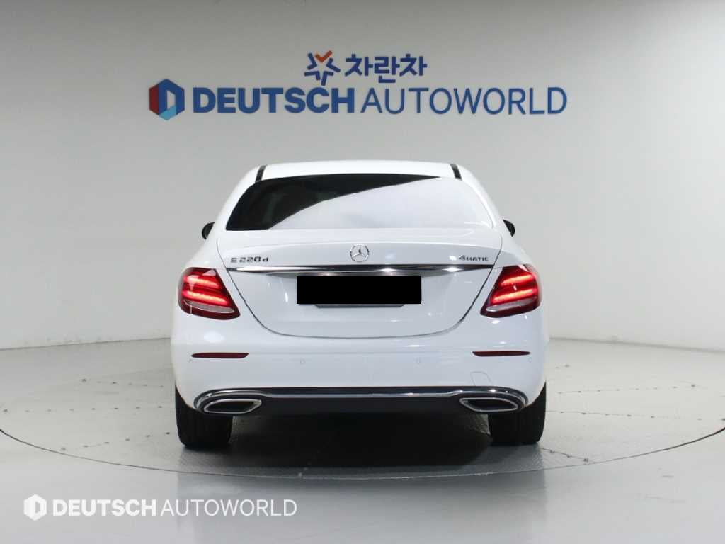 Mercedes-Benz E-Class — photo 04