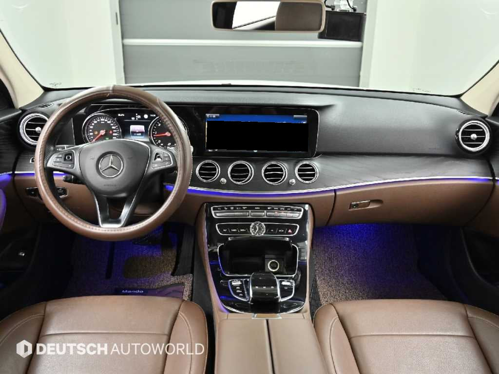Mercedes-Benz E-Class — photo 07