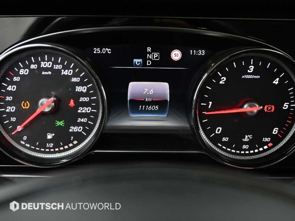 Mercedes-Benz E-Class — photo 08