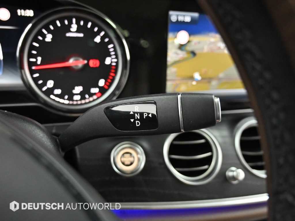 Mercedes-Benz E-Class — photo 09