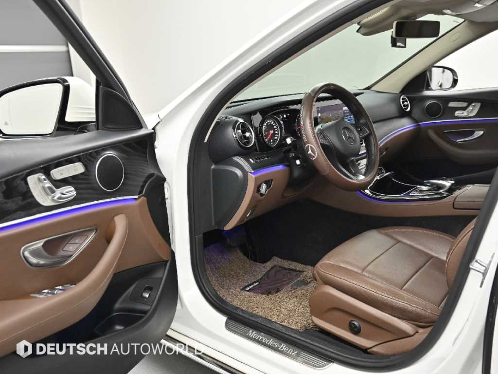 Mercedes-Benz E-Class — photo 11