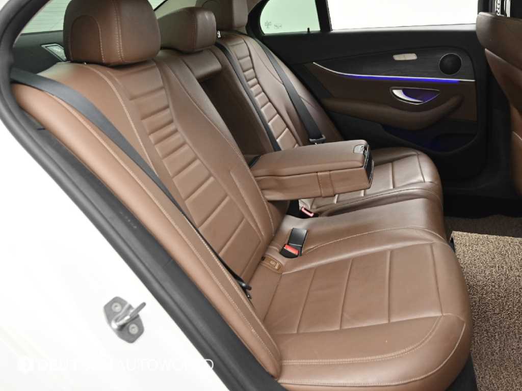 Mercedes-Benz E-Class — photo 12