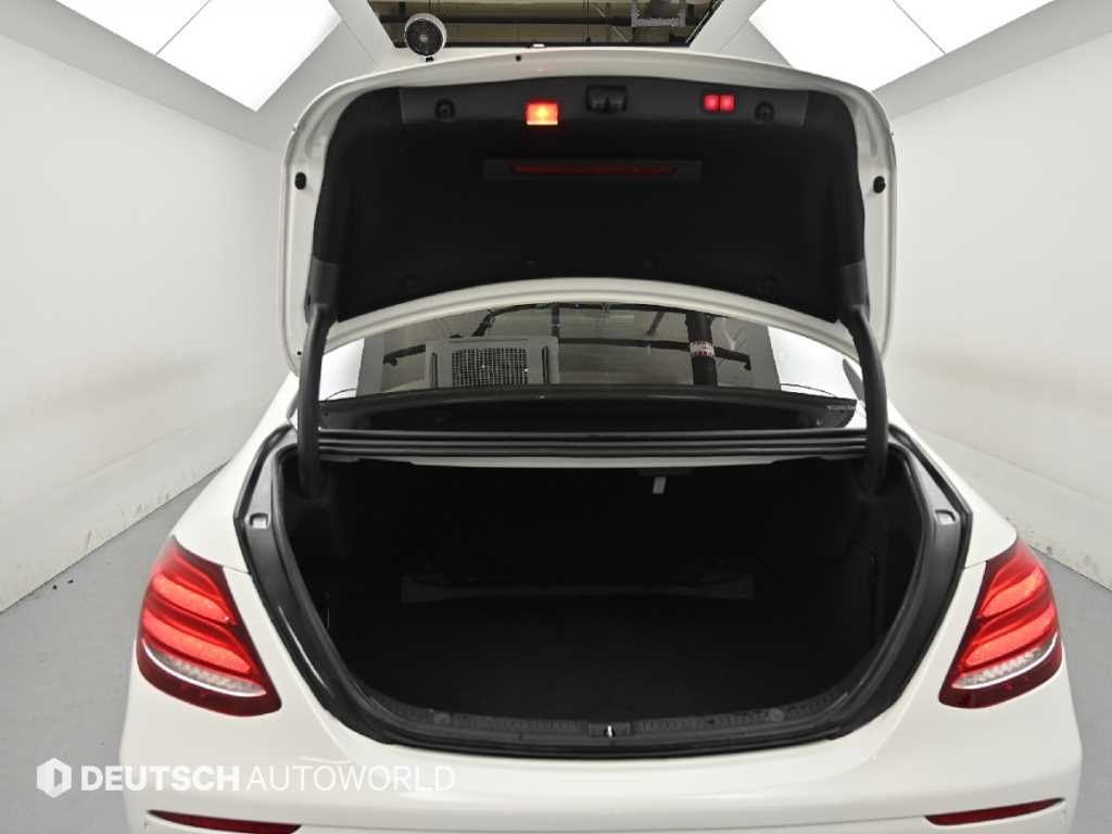 Mercedes-Benz E-Class — photo 19