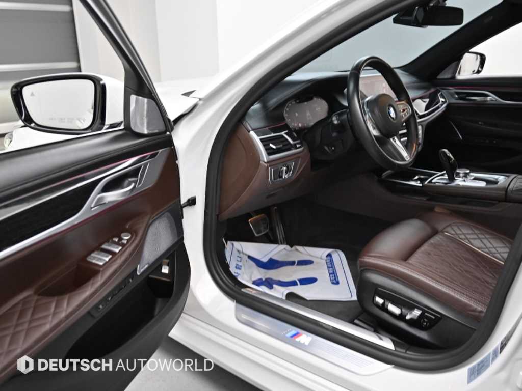BMW 7-Series — photo 11