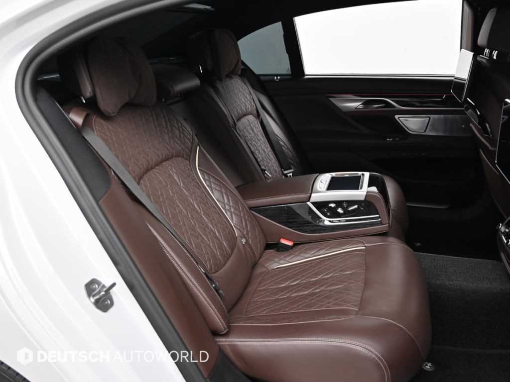 BMW 7-Series — photo 12
