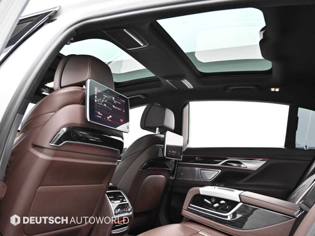 BMW 7-Series — photo 18