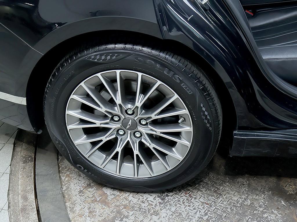Genesis G80 — photo 08