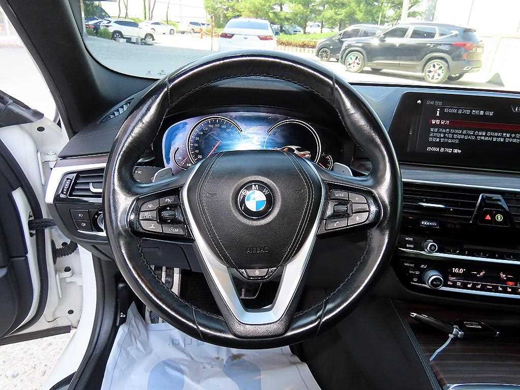 BMW 5-Series — photo 08